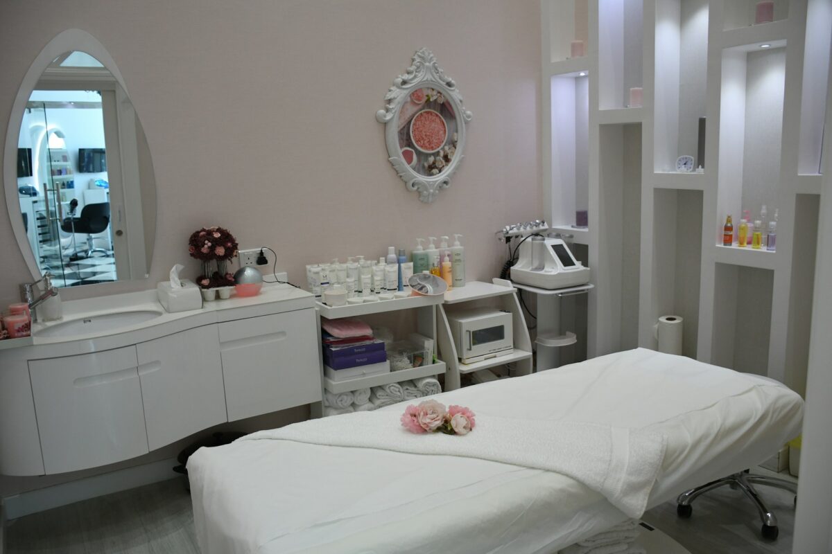 Aesthetic device distributor presenting a combination therapy protocol to a practice